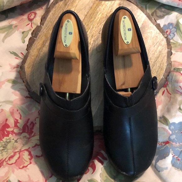 DANSKO  size EU42 US11.5-12  Pull-on Clogs Black Leather Strap Detail $109 MSRP - Picture 2 of 16